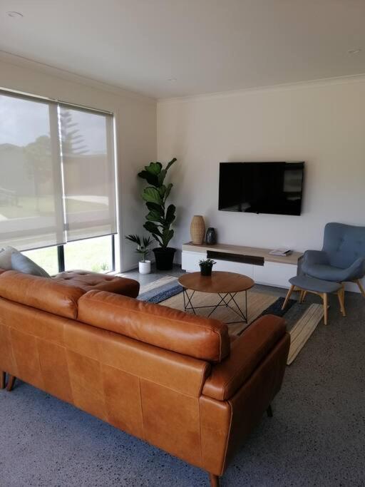Purangi Beachhouse - 2 Bedroom Cooks Beach Εξωτερικό φωτογραφία