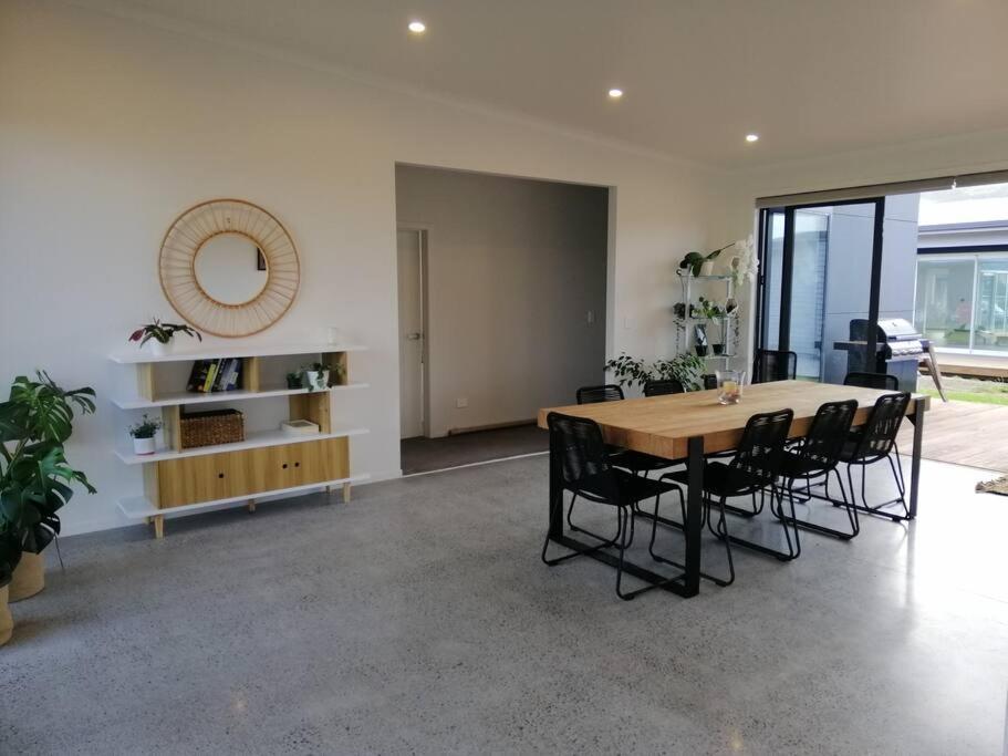 Purangi Beachhouse - 2 Bedroom Cooks Beach Εξωτερικό φωτογραφία